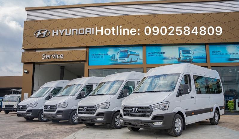 Ngoại thất xe Anh Quốc Limousine Vũng Tàu hiện đại, sang trọng với logo nổi bật