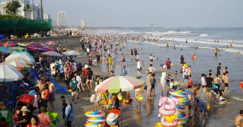 Bãi biển Vũng Tàu ngày Tết nhộn nhịp