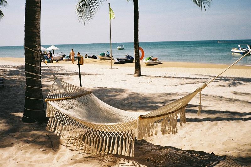 So sánh bãi biển Vũng Tàu và Long Hải, hoang sơ và đông đúc