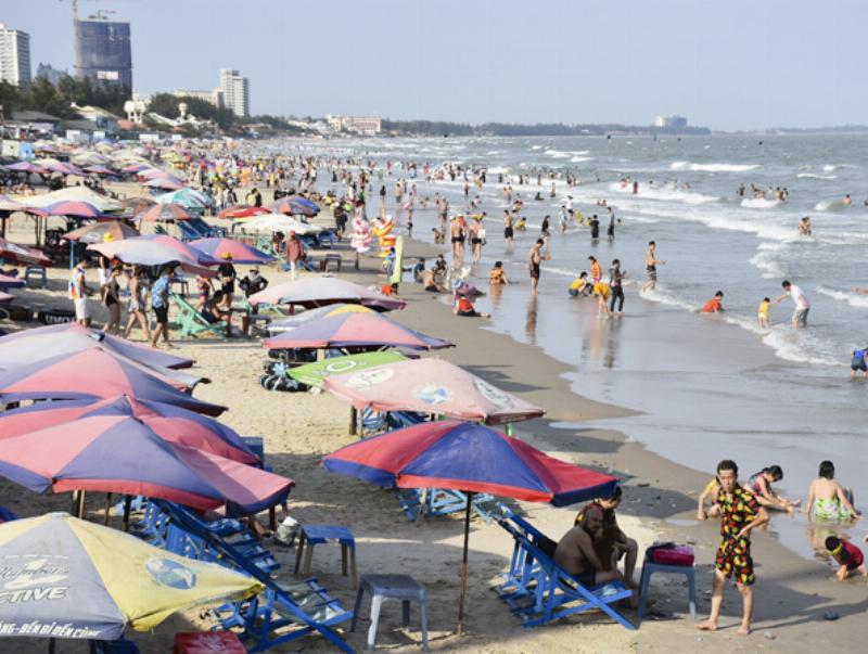 Bãi Sau Vũng Tàu tấp nập khách du lịch