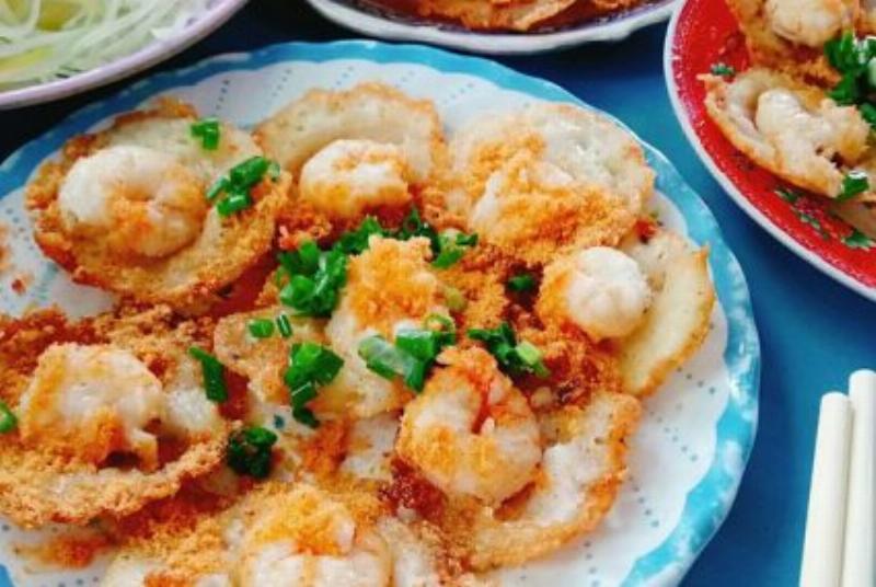 Bánh khọt Vũng Tàu vàng ruộm, giòn tan với tôm tươi và nước chấm đặc biệt