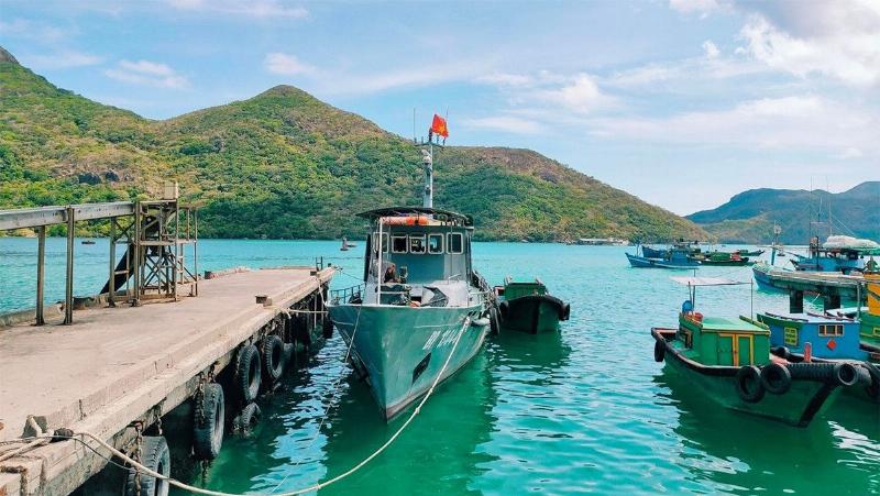 ben tau ben dam con dao voi nhieu tau thuyen neo dau