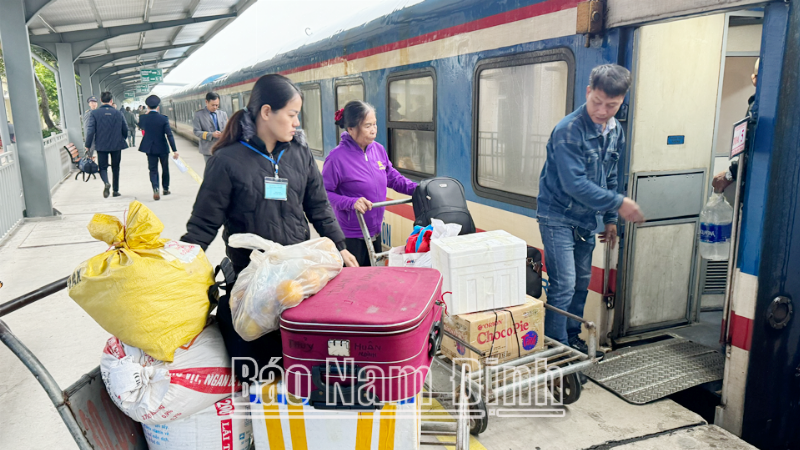 Khung cảnh nhộn nhịp tại bến tàu cánh ngầm Vũng Tàu với hành khách lên xuống