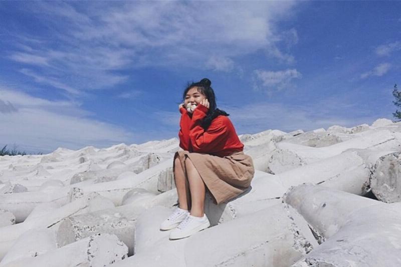 Bến tàu Cầu Đá Vũng Tàu nhộn nhịp, nhiều tàu thuyền neo đậu, khách du lịch lên xuống