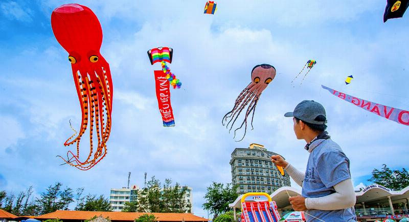 khong-gian-ben-tau-di-vung-tau-nhon-nhip