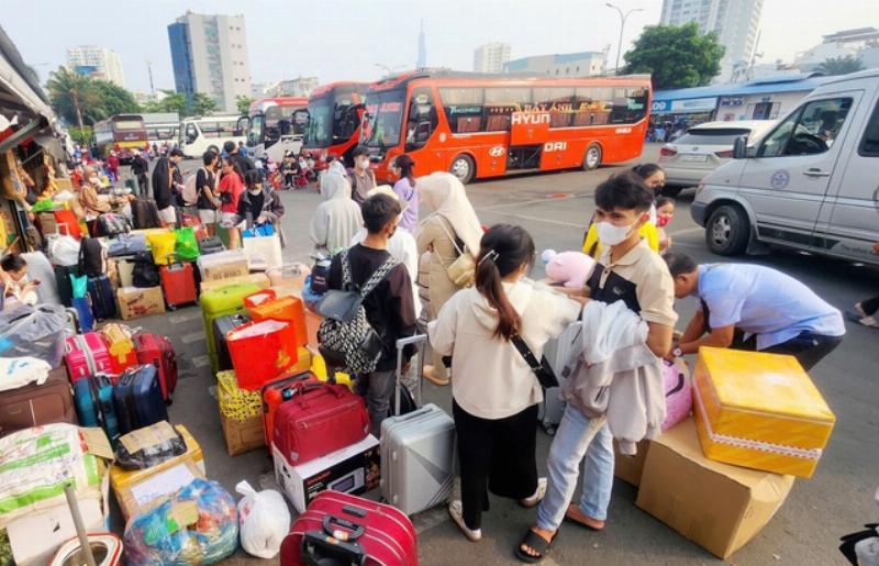 Bến xe Vũng Tàu đông khách, xe cộ tấp nập, hoạt động nhộn nhịp