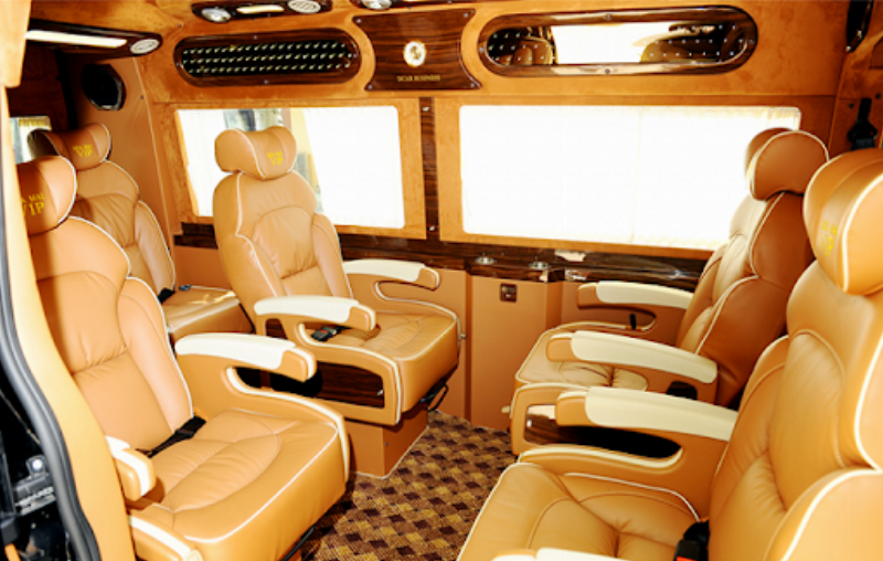 Bến xe Vũng Tàu với xe Limousine Hải Vân đang đón khách