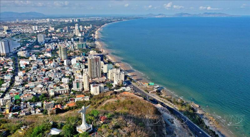 Biển Vũng Tàu trong xanh, cát trắng mịn, du khách vui chơi