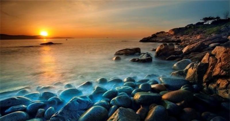 Bãi biển hoang sơ tại Côn Đảo với nước biển trong xanh và cát trắng mịn.