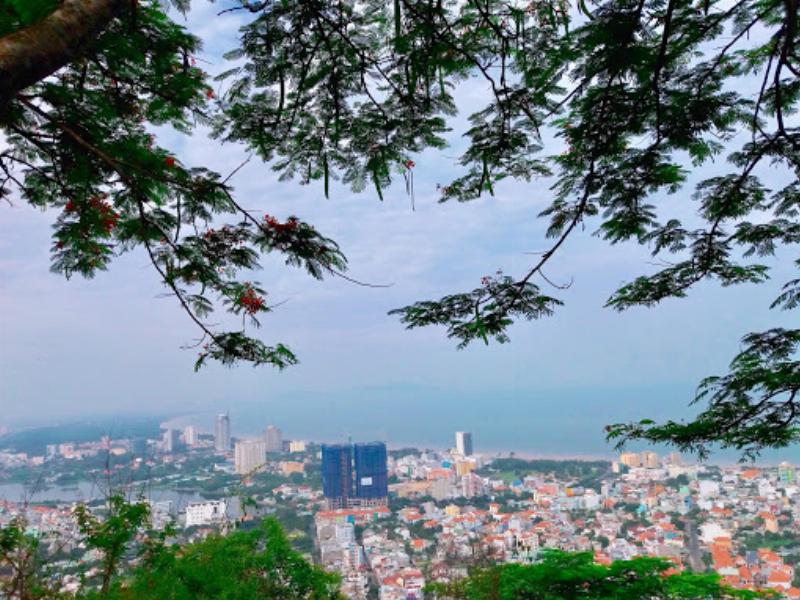 Di chuyển từ Sài Gòn đến Vũng Tàu bằng xe máy, xe khách và tàu cánh ngầm, trải nghiệm đa dạng.