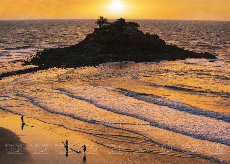 Bãi biển Vũng Tàu với biển xanh, cát trắng