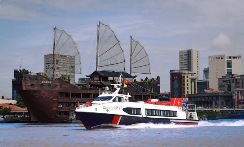 Ga tàu điện ngầm hiện đại Vũng Tàu, thiết kế tương lai, hành khách chờ đợi