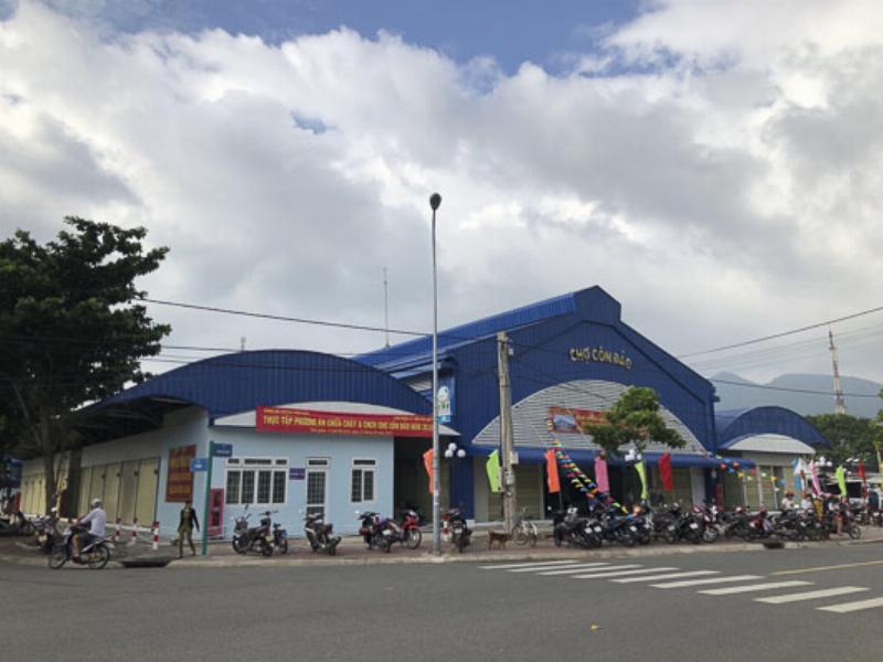 Hải sản tươi sống được bày bán tại chợ Vũng Tàu, tôm, cua, ghẹ và các loại ốc.