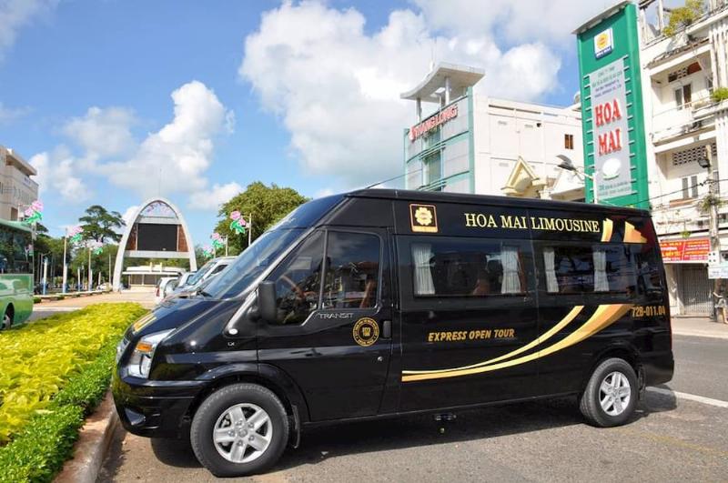 Limousine Hoa Mai đỗ tại bến xe Vũng Tàu, sẵn sàng phục vụ hành khách