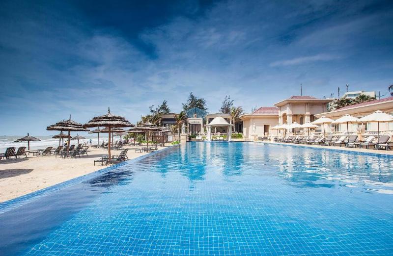 Malibu Hotel Vũng Tàu nhìn từ trên cao với biển xanh