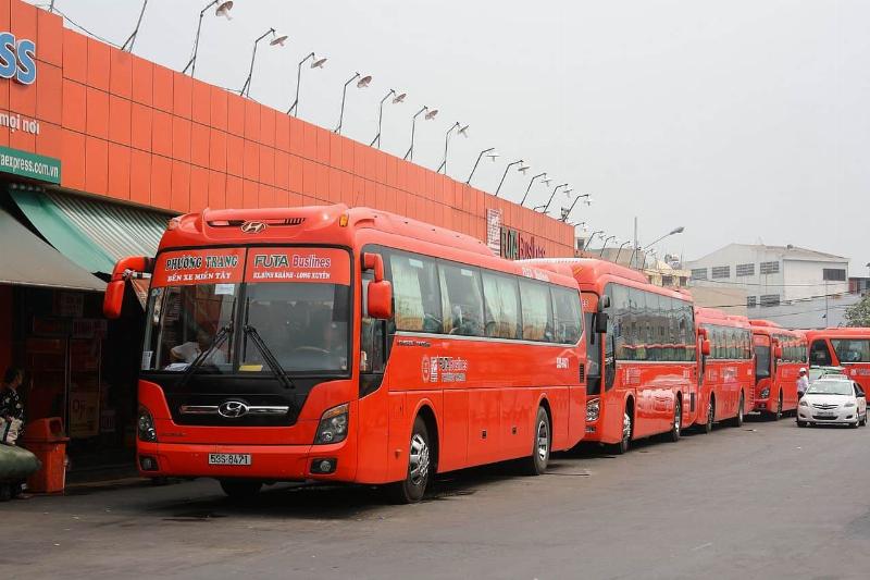 nhà xe phương trang vũng tàu với nhiều xe khách đậu trước bến