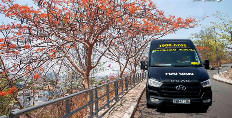Nhan vien tu van nha xe limousine Vung Tau Toan Thang dang tu van cho khach hang