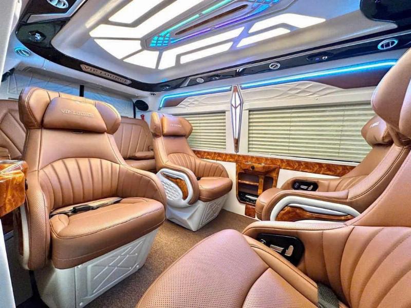 Nội thất xe limousine cao cấp ghế da rộng rãi thoải mái