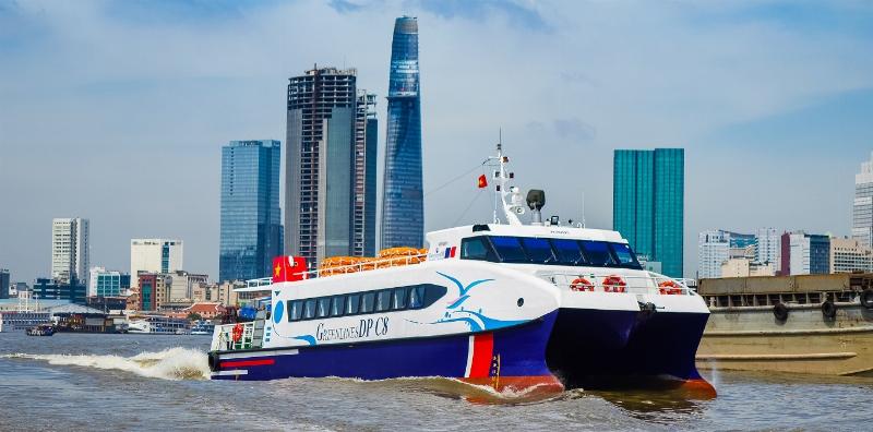 Tàu cánh ngầm hiện đại di chuyển nhanh chóng ra Vũng Tàu