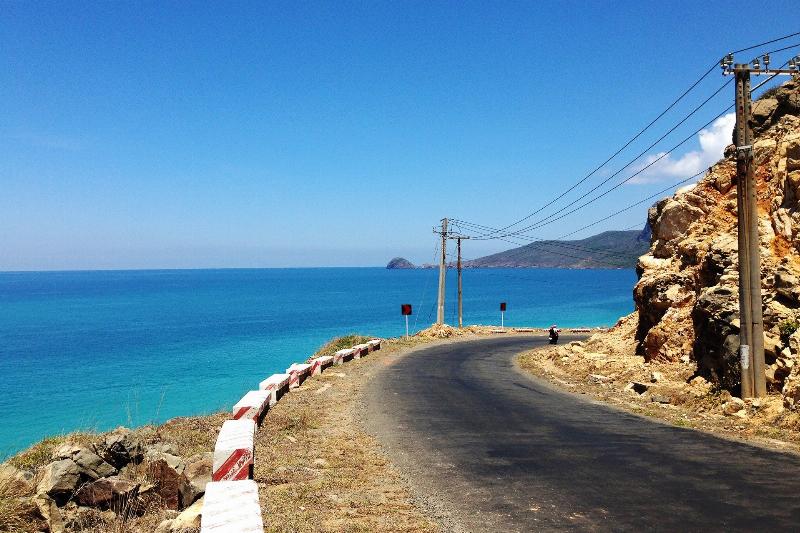 Tàu Superdong đi Côn Đảo từ Vũng Tàu, hình ảnh cận cảnh thân tàu với logo nổi bật.