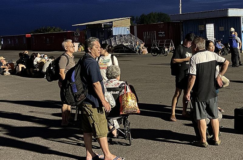 Taxi đang đợi khách tại bến tàu Côn Đảo