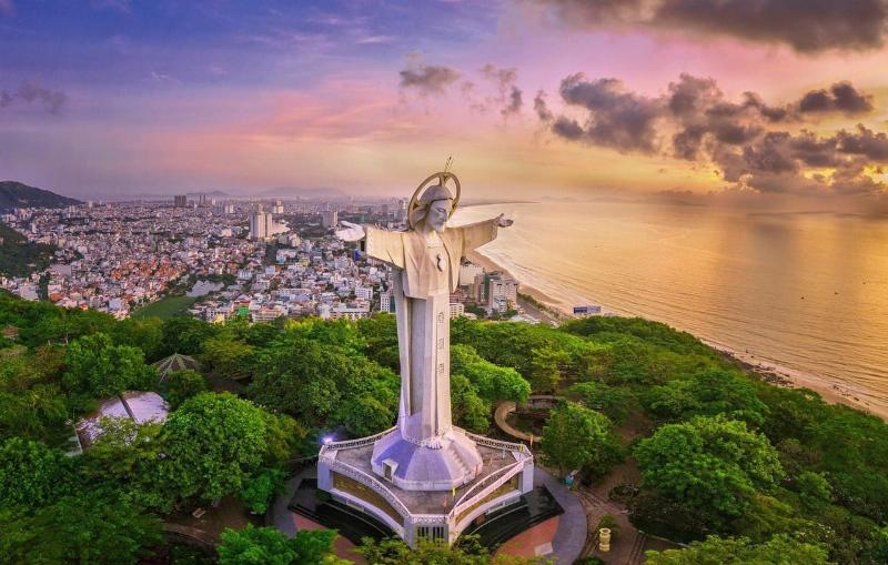 Tượng Chúa Kitô Vua Vũng Tàu nhìn từ xa